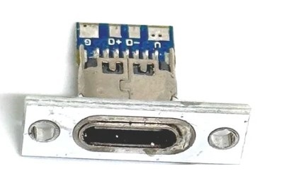 USB-C zásuvka pre montáž na biely 4-pinový panel