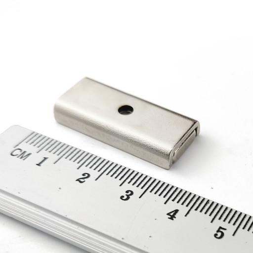 NEODYMIOVÝ MAGNET V OCEĽOVOM POUZDRI UM MPŁ 30