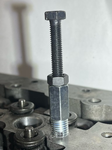 Objímka M6, zlomený závit