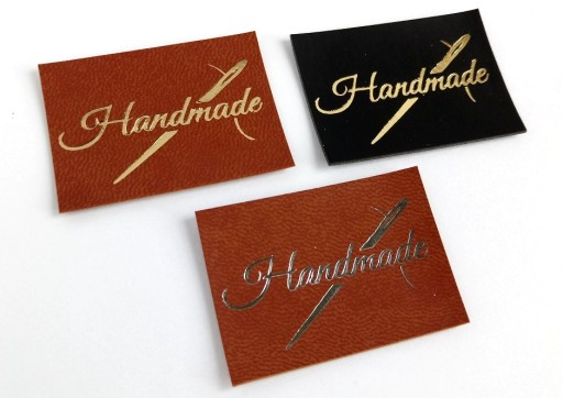 Hnedá visačka so strieborným nápisom Handmade