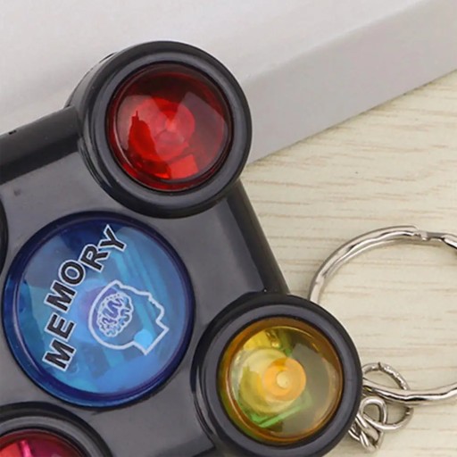 ELEKTRONICKÁ HRAČKA KEYRING PAMÄŤOVÁ HRA KEYRING S PAMÄŤOVOU HROU
