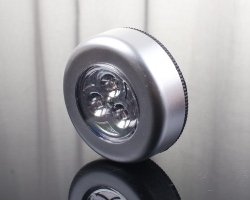 Malá, bezdrôtová, 3-LED, samolepiaca, batériou napájaná lampa citlivá na dotyk