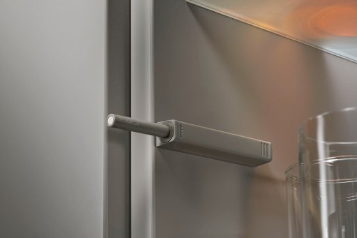 BLUM 956.1004 TIP-ON na dvere krátke šedé s magnetom