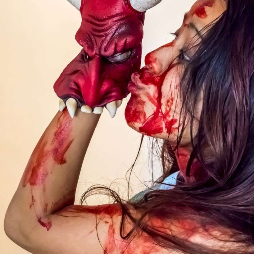 Upírske zuby s krvou a HALLOWEENskou bielou