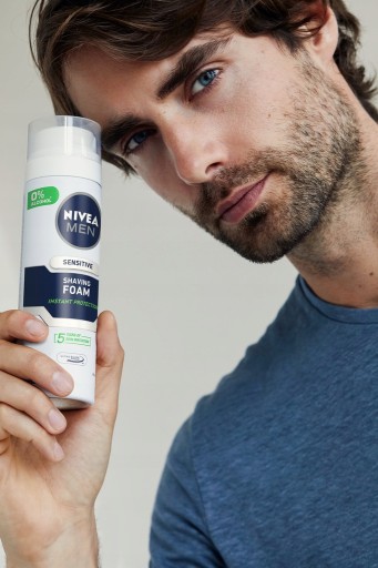NIVEA Pena na holenie MEN Sensitive 200ml