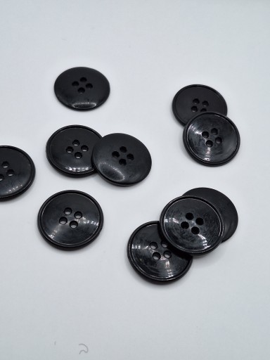 Plastový gombík čierny, 4 otvory, 23 mm, 5 kusov