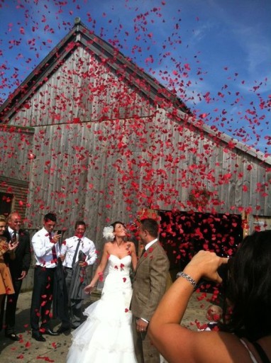 VYstreľovanie KONFETTIEK ČERVENÉ SRDCE na SVADOBNÉ LÍSTKY SRDCA VALENTÍN