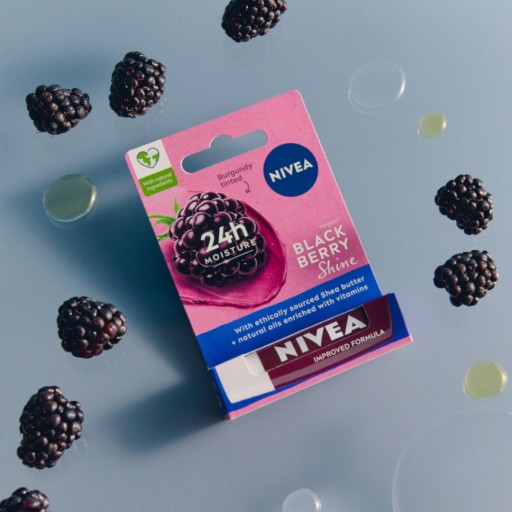 NIVEA BLACKBERRY SHINE Ochranná farba na pery 24h 4,8g
