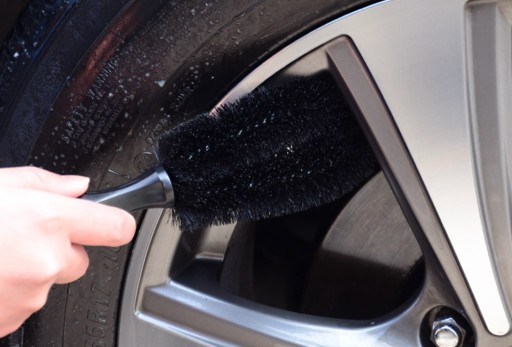 Praktická čierna kefka na auto na čistenie kolies, ráfikov a krytov kolies