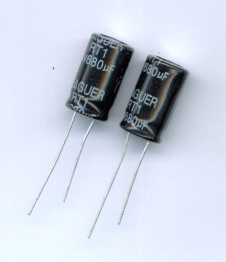 680uF 25V 680 µF 25V (10 KS) ELEKTROLYTICKÝ KONDENZÁTOR