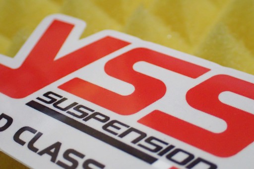 YSS SUSPENSION NÁLEPKA 9 x 3,7 cm