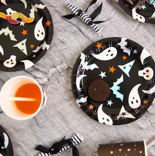 Halloweenske duchové papierové taniere čierne 18cm 6ks
