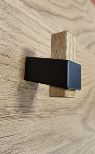 Moderný drevený vešiak Z324