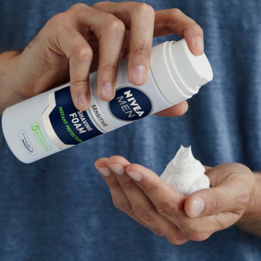 NIVEA Men Sensitive upokojujúca pena na holenie 200 ml
