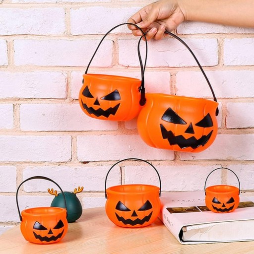 Halloweenska dekorácia vo vedierku na cukrovinky z tekvice