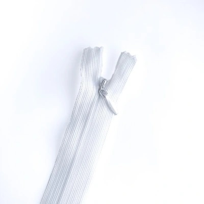 Pevný vnútorný zips 101 biely 30 cm