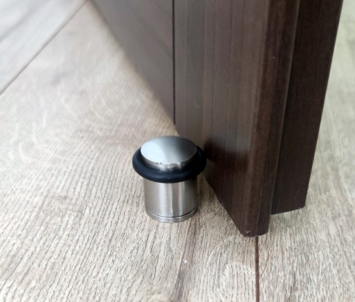 NÁRAZNÁ ZARÁŽKA DVERÍ SKRUBOVANÁ, MALÝ INOX, SATÉN