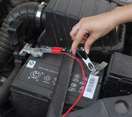 AKU ADAPTÉR ZAPAĽOVAČ 12V do AUTO + 2 krokosvorky na koncovky