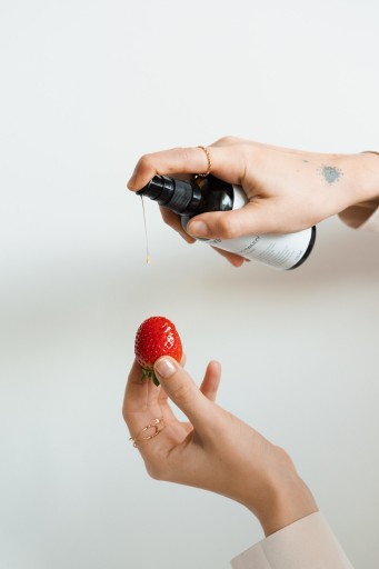 VZOR HYDROFILNÉHO PRÍRODNÉHO OLEJA NA ČISTENIE TVÁRE JAHODA VEGAN