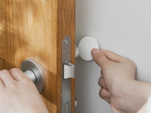 KĽÚČKA DVERÍ, SAMOLEPIACA, NA STENY, BIELA ZARÁŽKA, 50mm, 1 ks.