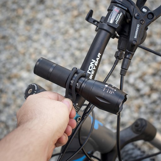 Univerzálny držiak na bicykel pre baterku na bicykel