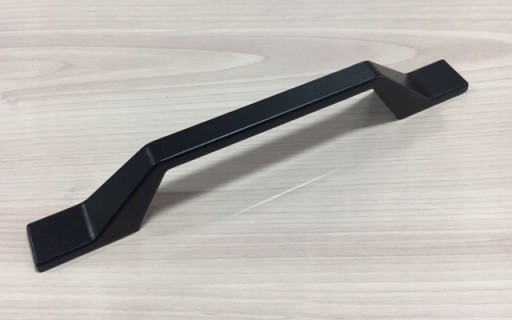 ÚCHYTKA NA NÁBYTOK -96mm MATNÁ ČIERNA MODERNÁ