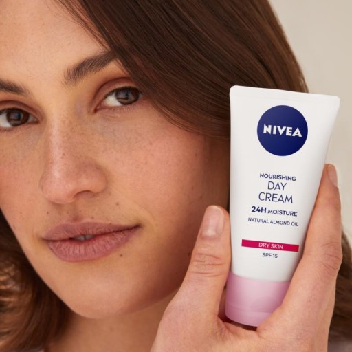 NIVEA 24H hydratačný výživný denný krém SPF15 50 ml