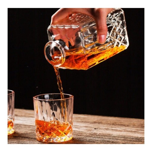 Štvorcová KARAFA NA WHISKY NA BODY S KORKOM