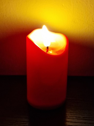 LED SVIEČKA 5CM X 9,5CM NA BATÉRIU (2XR6) ČERVENÁ + BATÉRIE