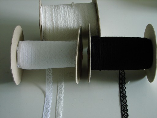 ČIPKA 100% polyester krémová, šírka 1,2 cm/1 m