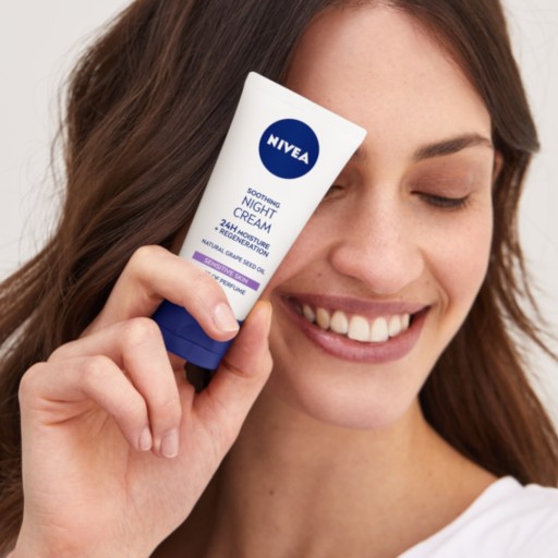 NIVEA 24H Hydratačný pleťový krém na noc, upokojujúci a regeneračný, 50 ml
