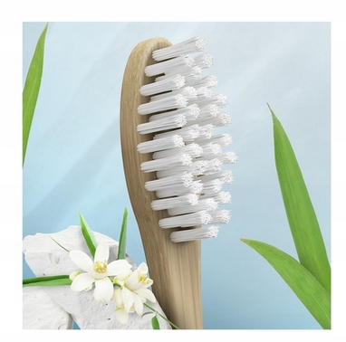 Zubná kefka OralB BAMBOO s rastlinnými štetinami