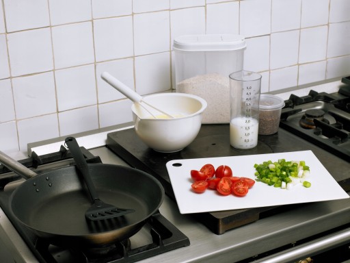 Biela plastová kuchynská doska na krájanie