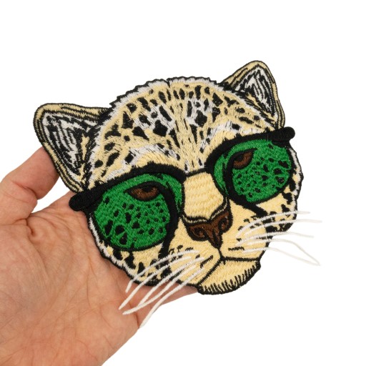PATCH výšivka Leopardí kocúr so zelenými okuliarmi