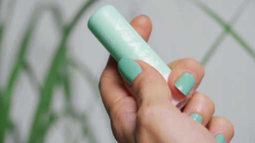 NIVEA ošetrujúci peeling na pery s aloe a vitamínom E