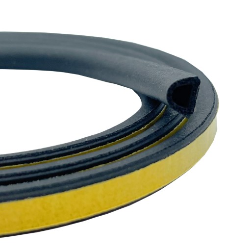 Čierne samolepiace tesnenie typ D 9x7,4mm