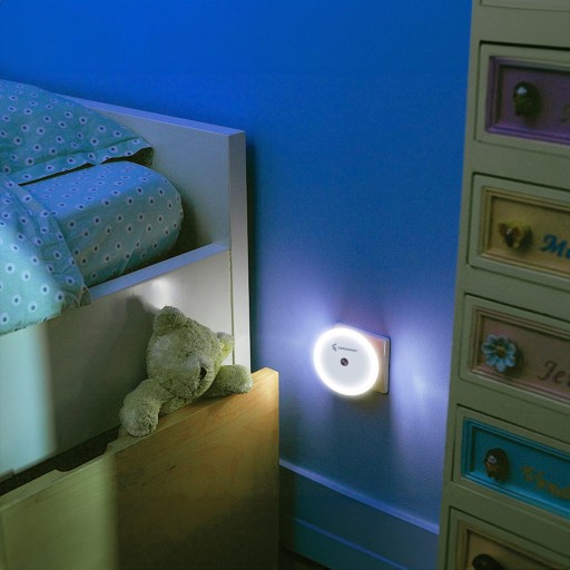 Nočná lampa do detskej zásuvky s LED senzorom súmraku
