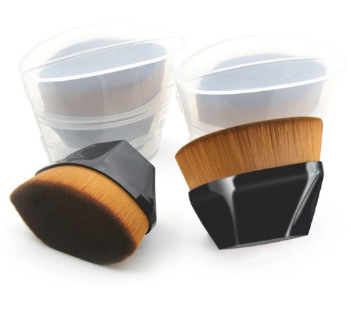HUSTÝ MAKEUP ŠTETEK NA TUHÚ PODKLADOVÚ TEKUTINU