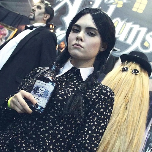 Streda Addams Čierna lesklá zapletená parochňa jedinečného štýlu
