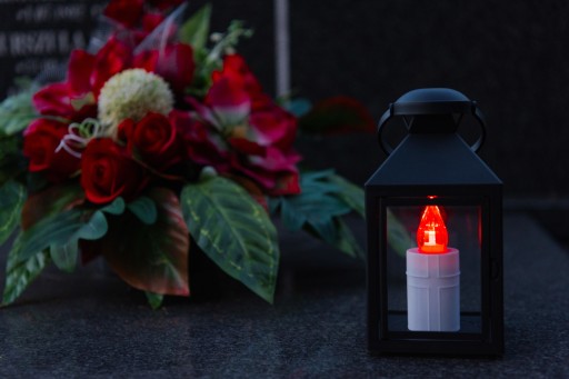 Čierna lampa s dvierkami na LED sviečky