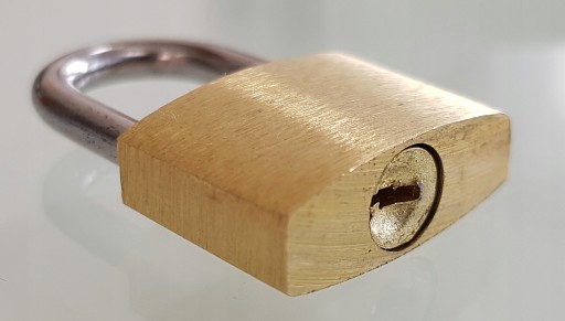 VISIACI ZÁMOK NA BATOŽINU MALÝ SKRIŇKOVÝ, MOSADZNÝ, AUTOMAT 20 mm x 12 mm