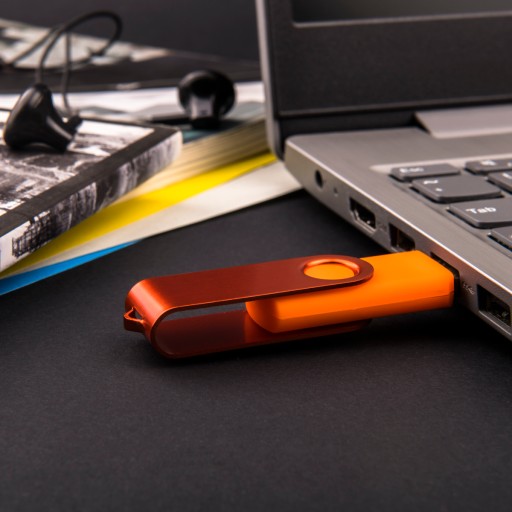 rôzne farby PENDRIVE 4 GB USB 2.0 FLASH TWISTER