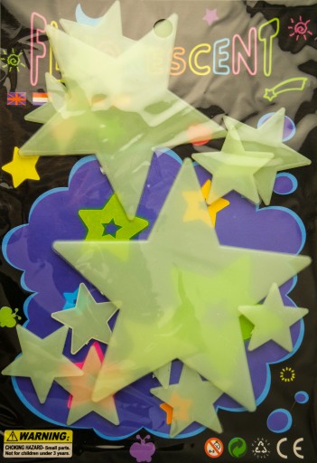Stropná miestnosť s fluorescenčnými dekoráciami