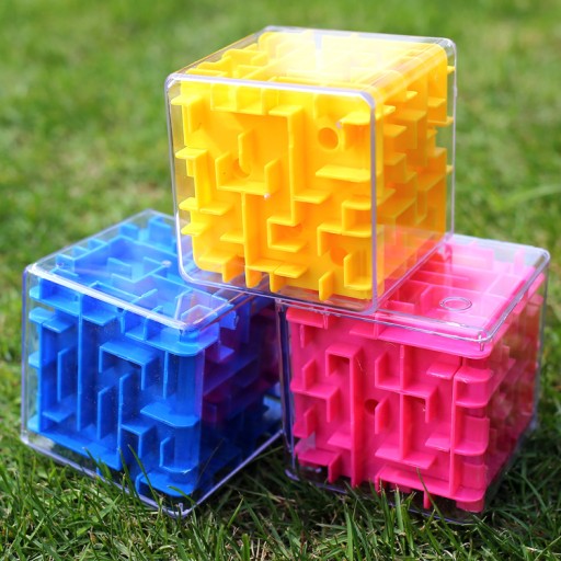 Arkádová logická labyrintová hra s loptou v kocke