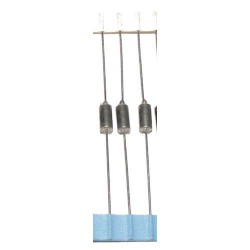 Tantalový kondenzátor s priechodným otvorom 2,7uF 15V 10% x3