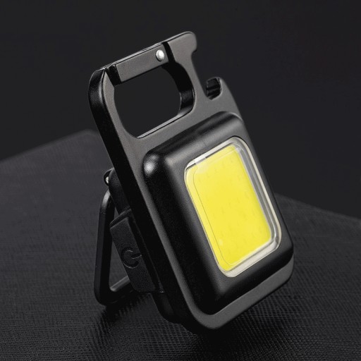 VÝKONNÁ MINI LED VRECKOVÁ LAMPA + DRŽIAK NA NOŽNIČKU S MAGNETOVÝM OTVÁRAČOM KĽÚČOV