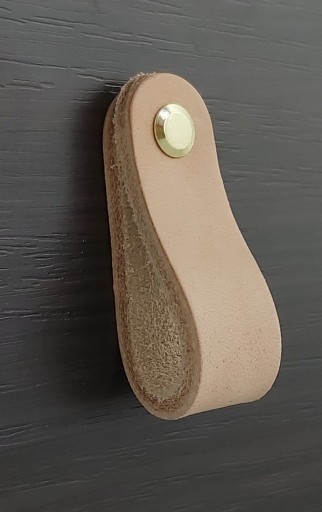 KOŽENÁ ÚCHYTKA NA NÁBYTOK, FARBA PRÍRODNÁ JUCHT 120 MM