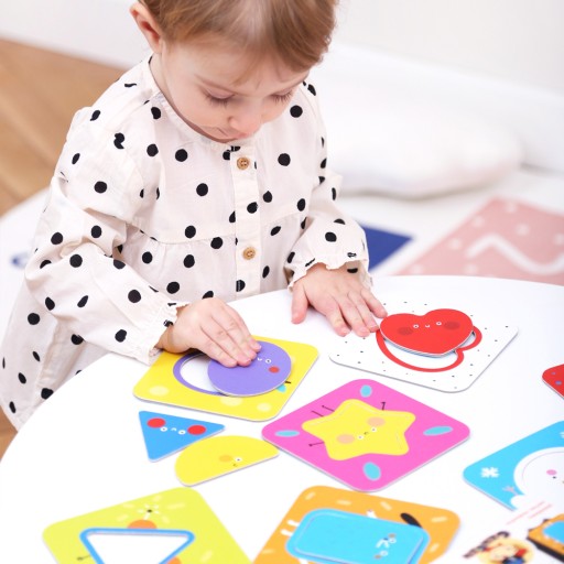 Puzzle CzuCzu Puzzle Objavujem tvary 18 hlavolamov Zábava a učenie.