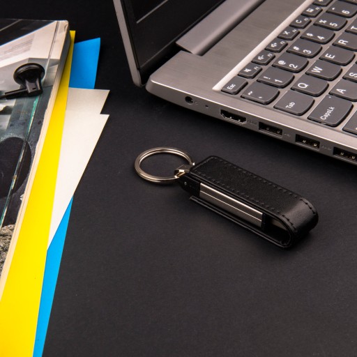 Kožená kľúčenka Pendrive čierna 1 GB dátumovka