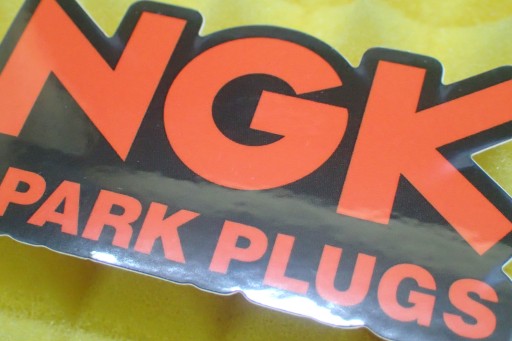 NÁLEPKA NA MOTOKROS NGK DAKAR 7,5 x 4,1 cm